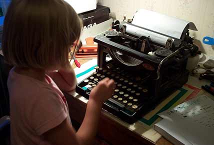 Sara skriver p&aring; gammal skrivmaskin